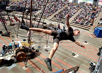 Los visitantes del Fórum contemplan un espectáculo de acrobacia.