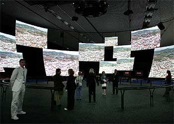 La gran semiesfera de la exposición  Veus  resume, con imágenes, textos y sonidos, el tema de la muestra.