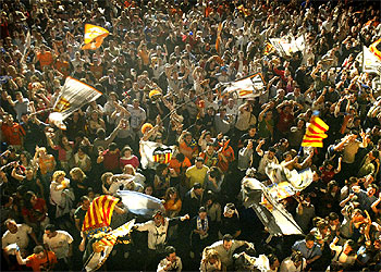 Miles de aficionados se reunieron ayer en la plaza del Ayuntamiento a partir de las 21.30 para celebrar el triunfo.