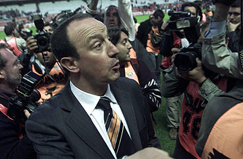 Rafa Benítez, rodeado de cámaras de fotógrafos y de televisión al final del partido.