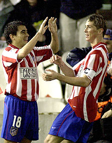 Ibagaza celebra su gol con Fernando Torres.
