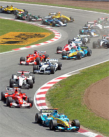 Trulli, por delante de Schumacher, Sato, Montoya, Barrichello y Alonso tras la salida.