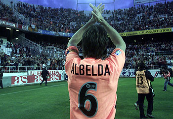 Albelda, el capitán, aplaude a los aficionados presentes en el Sánchez Pizjuán.