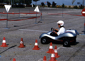Un niño conduce un  kart  en un circuito durante el desarrollo de un curso de seguridad vial infantil organizado por la casa de automóviles Audi.