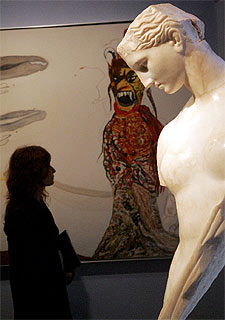 La estatua de Afrodita comparte espacio con el cuadro  Cristo y Djinn,  de Zush.rnrn  JOAN SÁNCHEZ