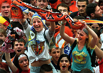 Jóvenes aficionados y aficionadas aclamaron al equipo del Valencia que se ha proclamado campeón de Liga.