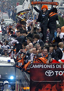 Carboni, con una peluca naranja, proclama la victoria