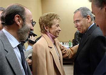 Rubalcaba (izquierda), Fernández de la Vega y Alfonso Guerra, en el Congreso de los Diputados.