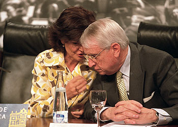 La ministra de Cultura y Critóbal Halffter, durante la presentación de la grabación de  El   Quijote. 