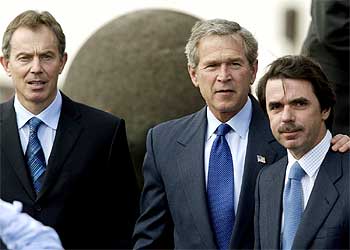 Blair, Bush y Aznar, en el aeropuerto militar de Terceira, en las Azores. rnrn SERGIO PÉREZ SANZ  REUTERS
