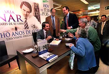 El ex presidente del Gobierno José María Aznar, ayer durante la firma de su libro en Valencia.