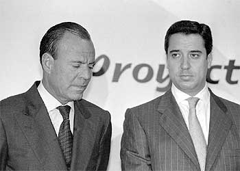 Julio Iglesias y Eduardo Zaplana, en el hotel Eurobuilding de Madrid en 1998.