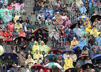 Imagen de los tendidos de Las Ventas durante el festejo de ayer, en el que la lluvia fue casi continua. rnrn CLAUDIO ÁLVAREZ