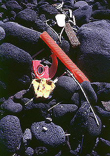 Residuos de plástico en una playa de las Azores.
