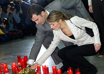 El Príncipe y su novia depositan un ramo de flores en Atocha en recuerdo de las víctimas del 11-M.