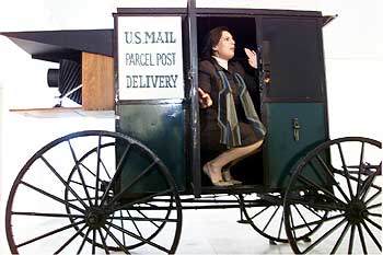 Rosario Torres, consejera de Cultura, ayer en una de las obras de la muestra  Ambulantes. Cultura Portátil. 