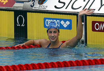 Erika Villaécija saluda sonriente tras ganar la medalla de oro de los 800 metros libres.