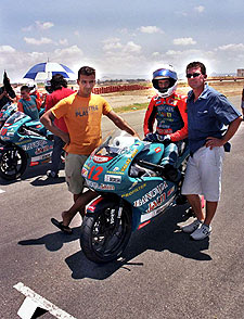 Nico Santana, en el circuito de Cheste, junto a su padre (a la derecha).