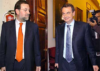 Rajoy y Zapatero, a la salida de la reunión del Pacto Antiterrorista celebrada en el Congreso de los Diputados.