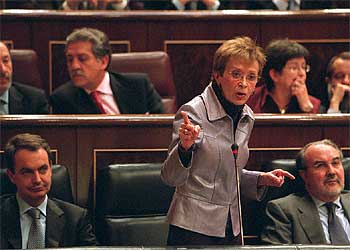 La vicepresidenta María Teresa Fernández de la Vega, flanqueada por José Luis Rodríguez Zapatero y Pedro Solbes, en la sesión de control.