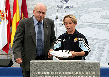 Di Stéfano y Daniel Carvajal, alevín del equipo de fútbol, durante el acto de colocación de la primera piedra de la Ciudad Deportiva del Madrid.rnrn  U. MARTÍN