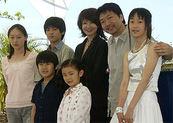 El director Kore-eda Hirokazu, segundo por la derecha, con el equipo de la película  Nobody knows. 