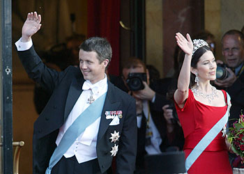 Federico de Dinamarca y Mary Donaldson, a su llegada al Teatro Real de Copenhague.