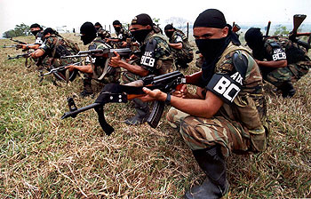 Tropas paramilitares se entrenan en las montañas del sur de Bolívar, al norte de Bogotá, en 2001.