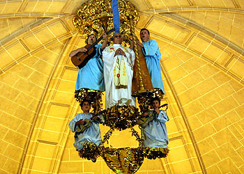 Un ensayo de  'La prueba del Ángel  '  en la última representación del  Misterio de Elche. 