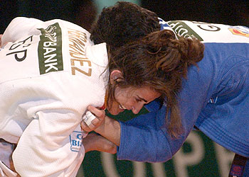 Isabel Fernández, a la izquierda, trata de controlar el agarre de la británica Sophie Cox en la final.