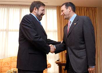 Paulino Luesma, delegado del Gobierno en el País Vasco, con el  lehendakari,  Juan José Ibarretxe.rnrnPRADIP J. PHANSE