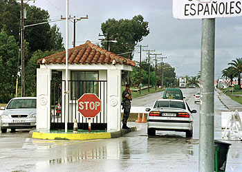 Un soldado vigila la entrada principal de la base naval de Rota.
