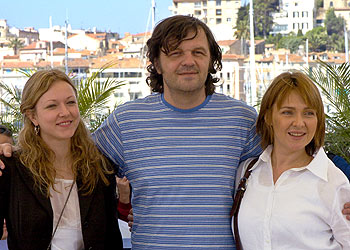 Emir Kusturica (en el centro), entre las actrices de su película  La vida es un milagro  Natasa Solak y Vesna Trivalic.