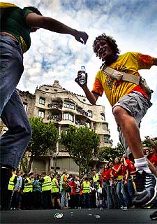 Unos jóvenes bailan ante La Pedrera durante la  Carnavalona  que se celebró ayer en Barcelona.