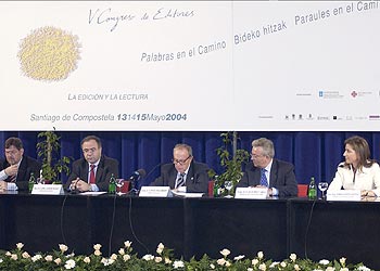 El presidente de Editores de España, J. Ubeda; el alcalde de Santiago, X. A. Sánchez Bugallo; el presidente de la Xunta de Galicia, M. Fraga; el conselleiro de Cultura, J. Pérez, y la presidenta de editores de Galicia, F. Sotelo, durante el congreso.rnrn  EFE