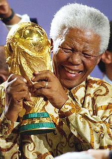 Mandela, con la Copa del Mundial tras la elección de Suráfrica para sede de 2010.rnrnAP