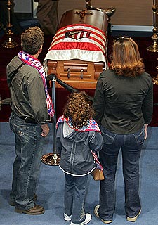 Aficionados del Atlético ante el féretro de Jesús Gil en la capilla ardiente instalada en el Vicente Calderón. rnrn BERNARDO PÉREZ