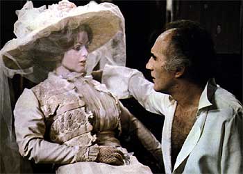 El actor Michel Piccoli, con una muñeca, en una escena del filme  Tamaño natural , de Luis García Berlanga.