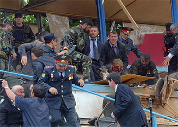 Intento de rescate del presidente checheno, Ajmad Kadírov, tras el atentado que le costó la vida en Grozni el pasado domingo.