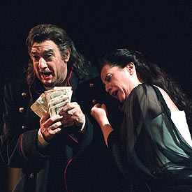 Plácido Domingo y Elena Obraztsova, en un ensayo de   La dama de picas.