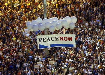 Pancarta de la organización Paz Ahora, durante la manifestación pacifista en Tel Aviv.