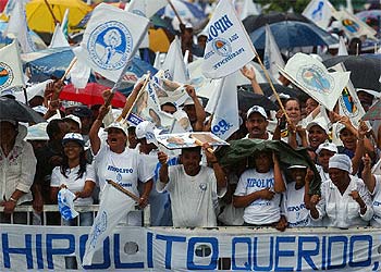 Seguidores de Hipólito Mejía, en el mitin de fin de campaña celebrado en Santo Domingo.