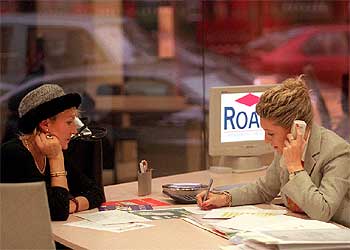 La presencia femenina es significativa en la construcción.