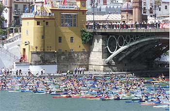 Un millar de piraguas en el Guadalquivir