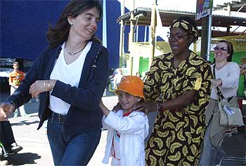 Risas y reflexión en un taller de cuentos de África