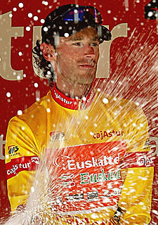 Mayo, en el podio de la Vuelta a Asturias.