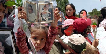 Una niña marroquí muestra en Casablanca una foto de su madre, asesinada en los atentados del año pasado.