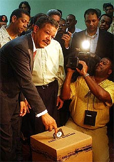 El candidato Leonel Fernández deposita su voto, en Santo Domingo.