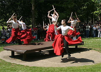 El grupo de danza Aukeran, durante la actuación con la que celebró ayer el Día Internacional de los Museos en Chillida-leku.