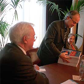 El consejero Antoni Castells, en la entrega de la macroauditoría  de las cuentas de la Generalitat.